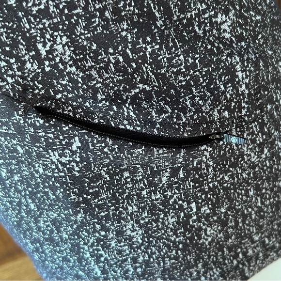 Lululemon Extra Mile Long Sleeve Running Shirt
Suited Jacquard Black White Sz 6 - Picture 11 of 13